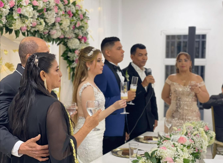 Brindis de los novios con sus familias durante la recepción de boda