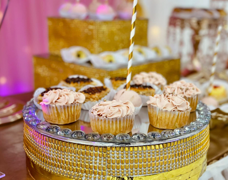 Cupcakes decorados en bandeja dorada para celebración de grados